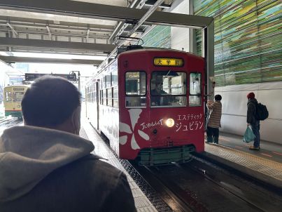 富山駅停留所は新幹線からも乗り換えしやすい