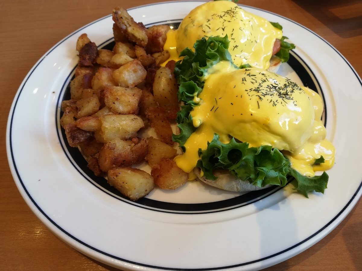 Eggs 'n Things　スモークサーモンとアボカドのエッグスベネディクト