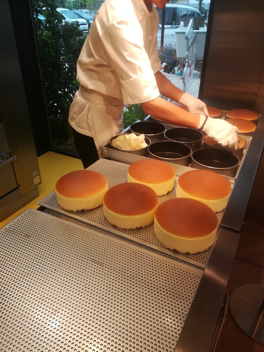 「りくろーおじさん　彩都の森店」　製造工程風景