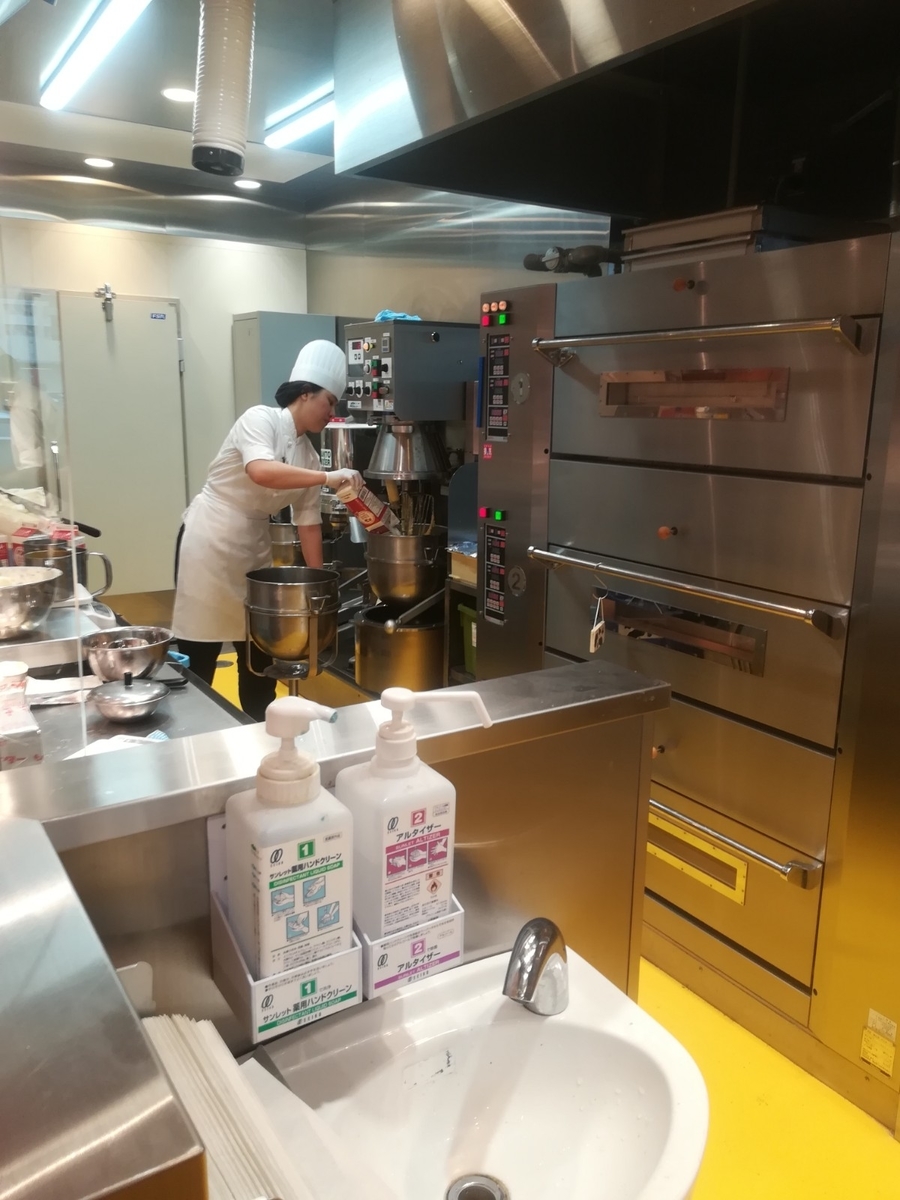 「りくろーおじさん　彩都の森店」　製造工程風景