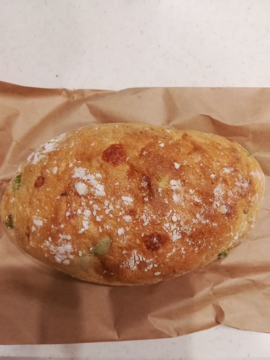 枝豆とゴーダチーズ、黒胡椒のフランスパン