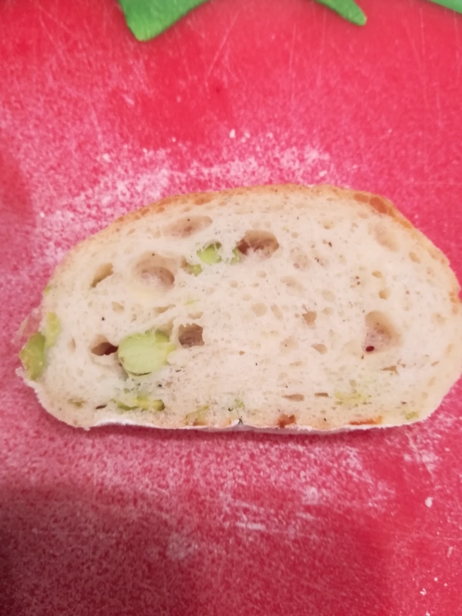 枝豆とゴーダチーズ、黒胡椒のフランスパン