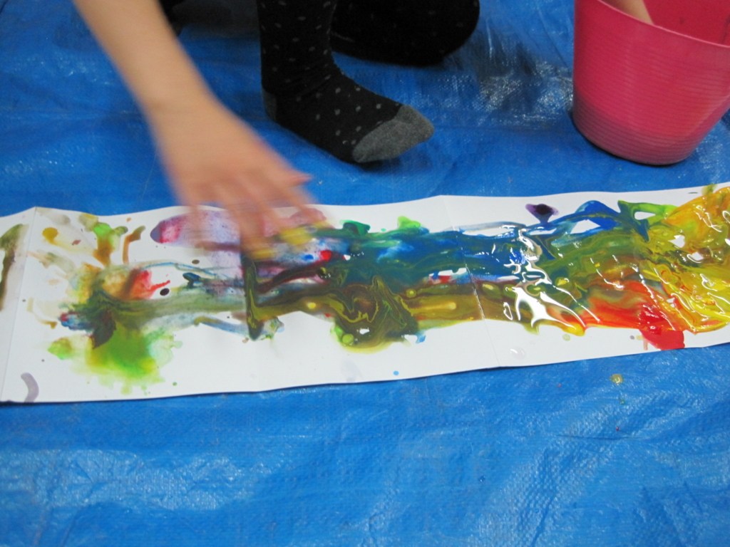 氷絵の具でじゃばら絵本 おうちアトリエレポ こども図工室ｆｕｎｆｕｎ