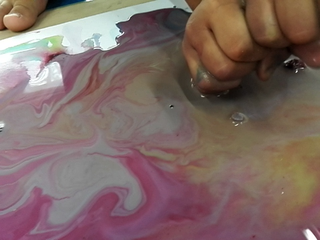 8月のアトリエレポートpart4 氷絵の具 溶けるのを楽しむその2 こども図工室ｆｕｎｆｕｎ