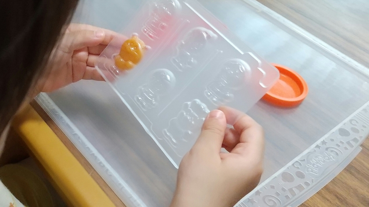 アンパンマングミを粘土遊びに利用