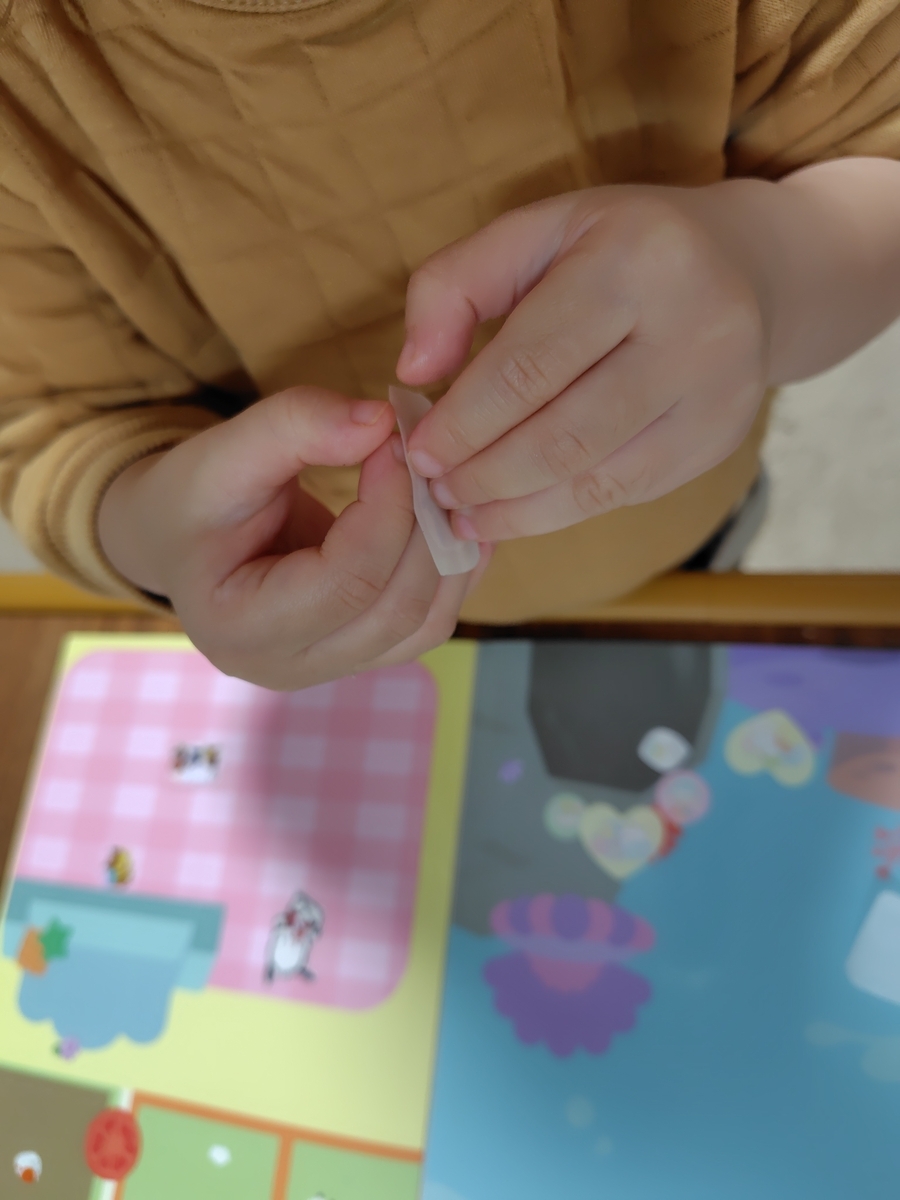 シールで遊んでみます