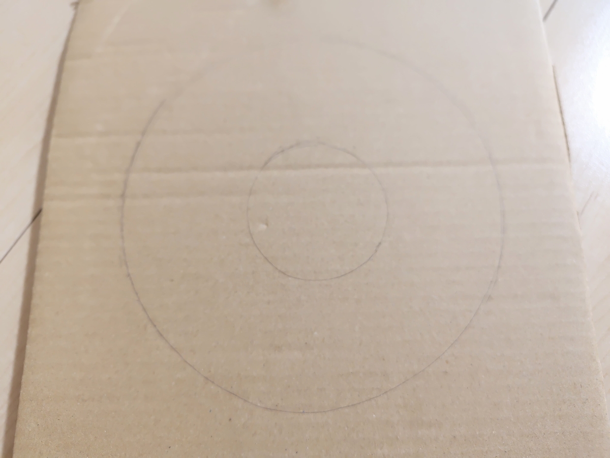 ドーナツ型の下書きをしたダンボール