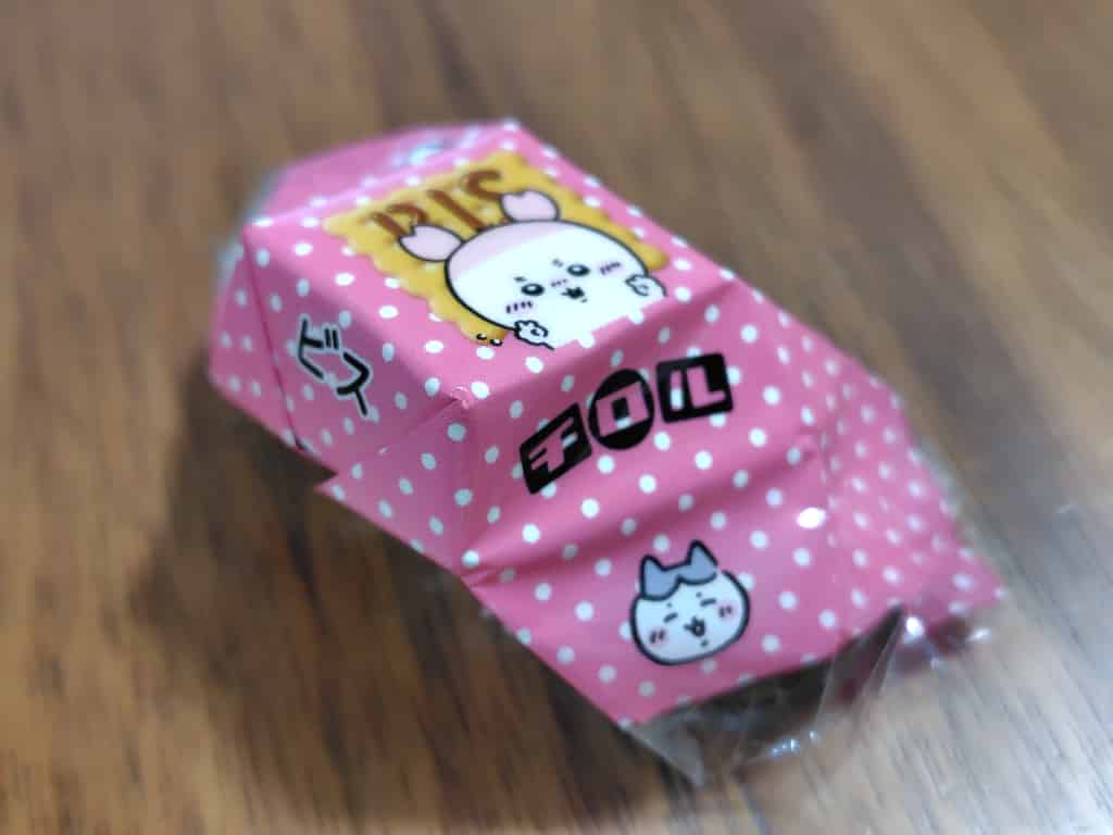 包み紙をできるだけ形を残して保管している様子