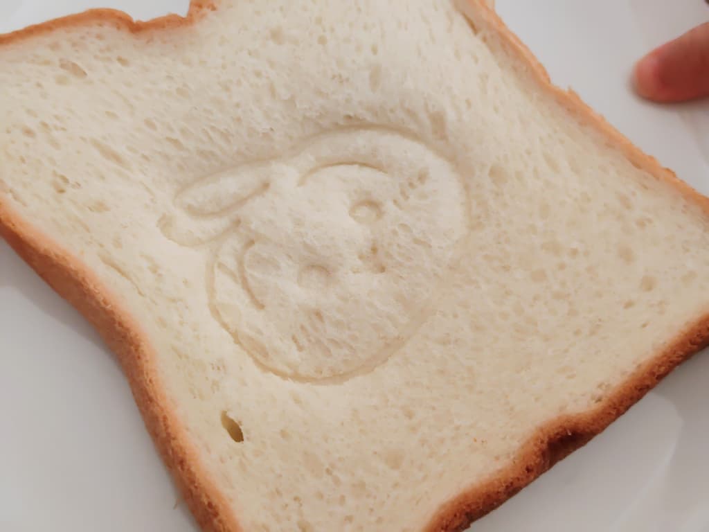 ちいかわのうさぎの型がついている食パン