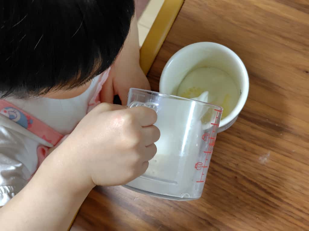 牛乳を加えている様子