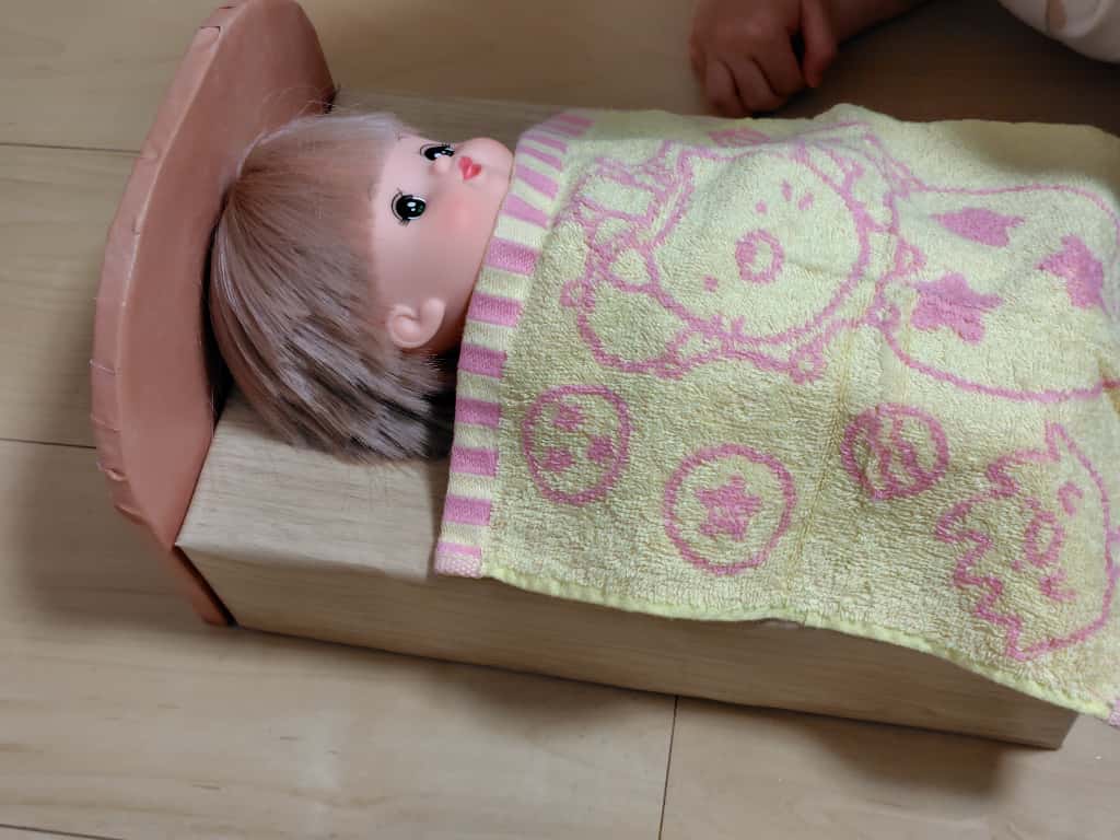 メルちゃんのベッド】牛乳パックとダンボールと100均材料で手作り