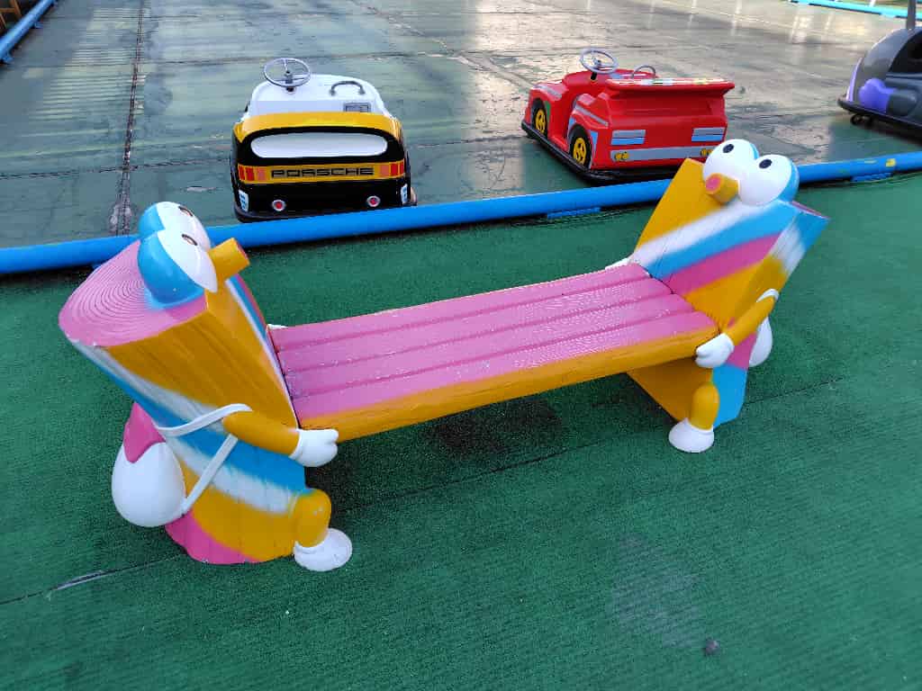 高槻にある屋上遊園地のベンチ