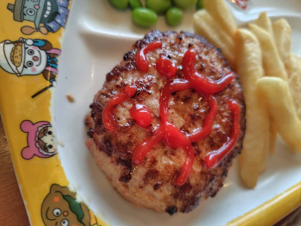 ガストキッズメニューのハンバーグにケチャップで顔を描いた