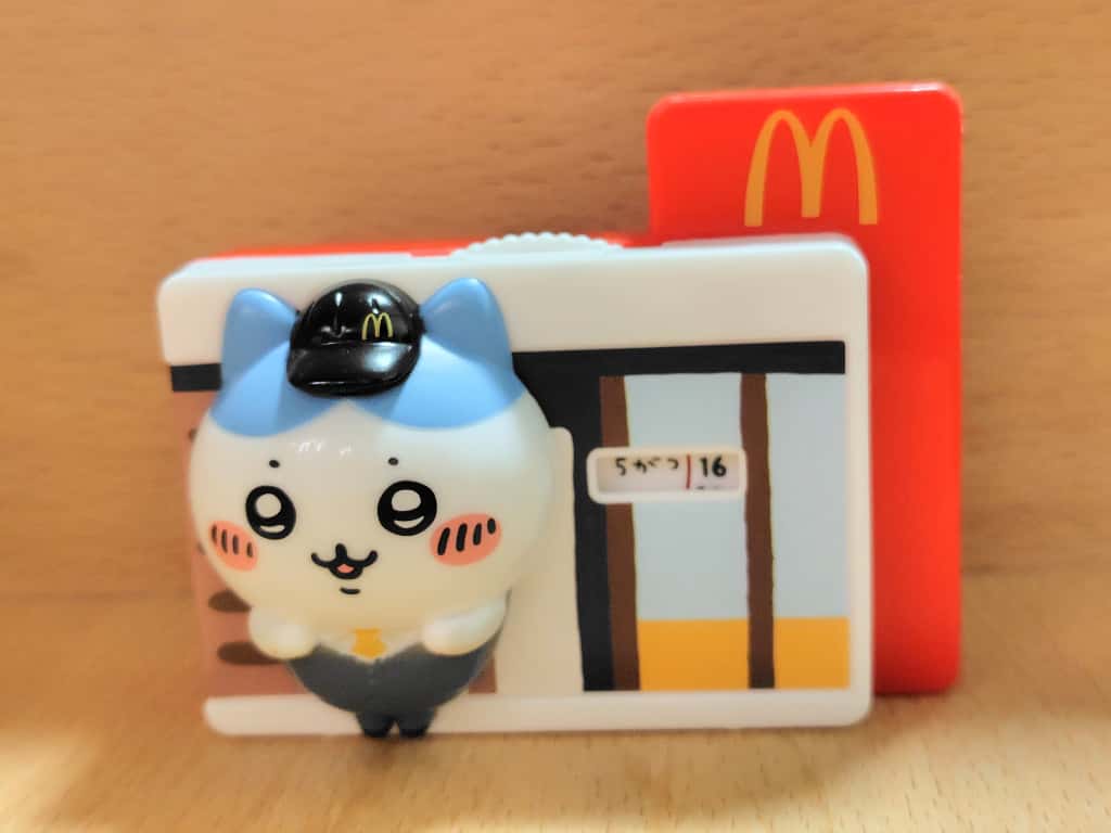 ハッピーセットのハチワレのマクドナルドカレンダーを前からみた写真
