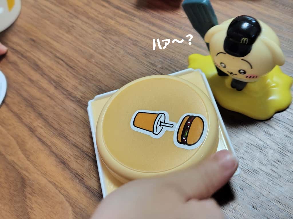 うさぎのプチパンケーキケースに娘がシールを貼って遊んでます！