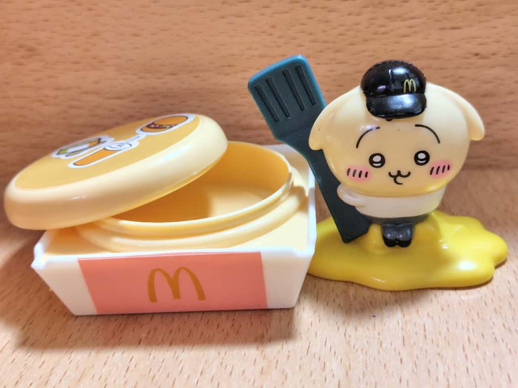ちいかわハッピーセットのうさぎのプチパンケーキケースのフタを開けている画像