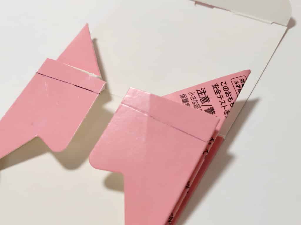 ちいかわハッピーセットの箱をリメイクする！折りたたんで目印を描いている様子