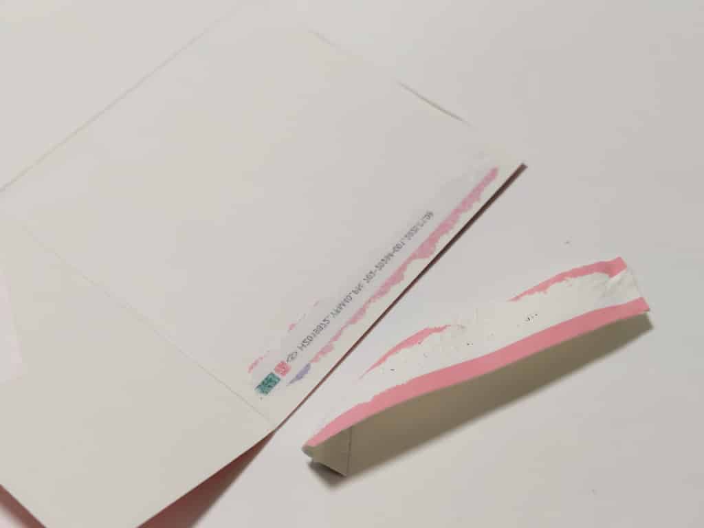 箱のはしをめくって薄くしている様子