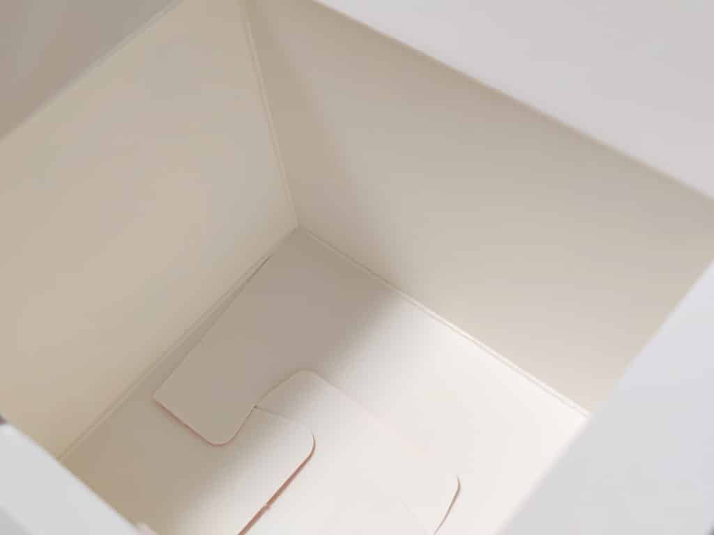 箱の内側（まっしろ）