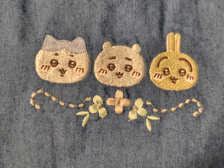 ちいかわ刺繍ペプラムブラウスのアップ画像