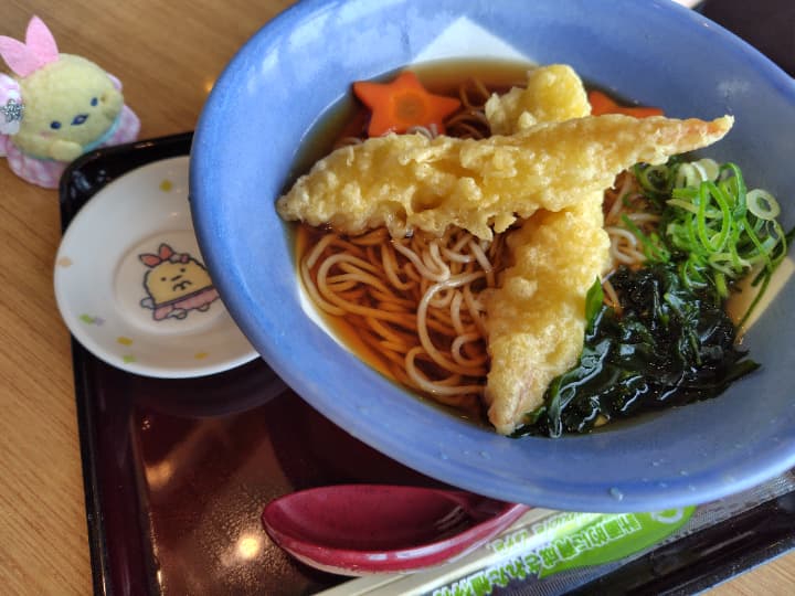 すみっコぐらし駅そばコラボえびてんのしっぽうどんそば