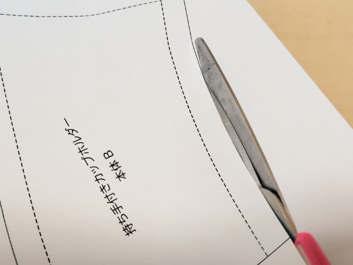 無料の型紙をカットしている様子
