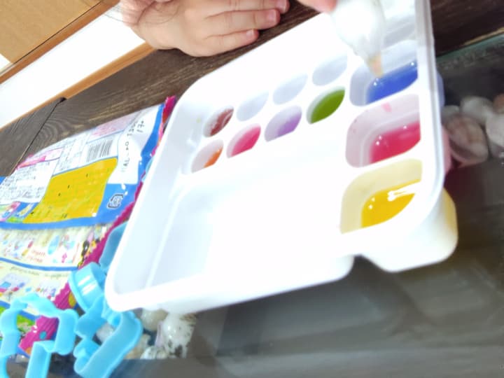 クラシエの知育菓子を作っている女の子の手元の写真