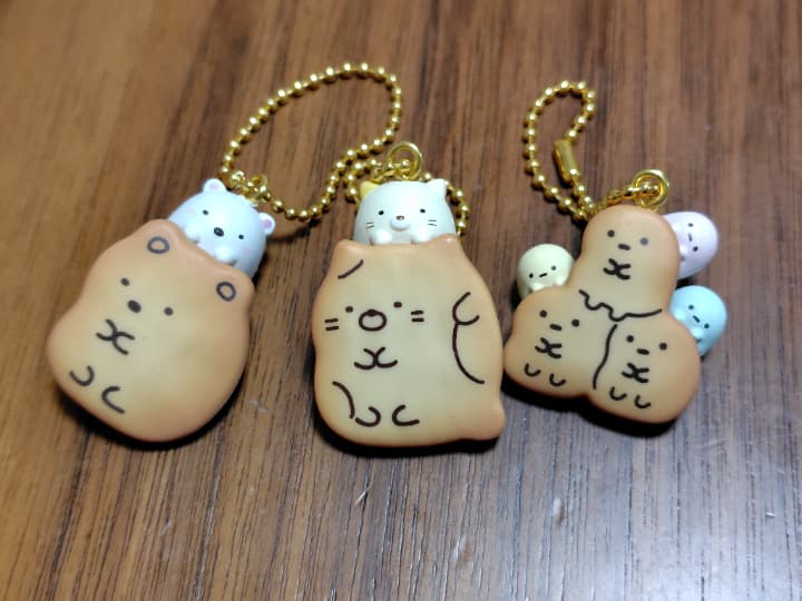 すみっコぐらしビスケットつきチャームのしろくま、ねこ、たぴおか