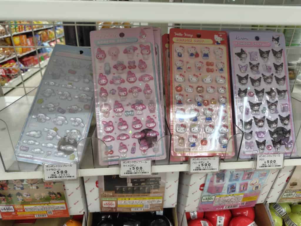2026年1月】ボンボンドロップシールはどこで売ってる？販売店舗まとめ（ロフト/ドンキ/セブン/100均）抽選販売・再入荷情報も掲載 -  リビングがおもちゃでいっぱい！