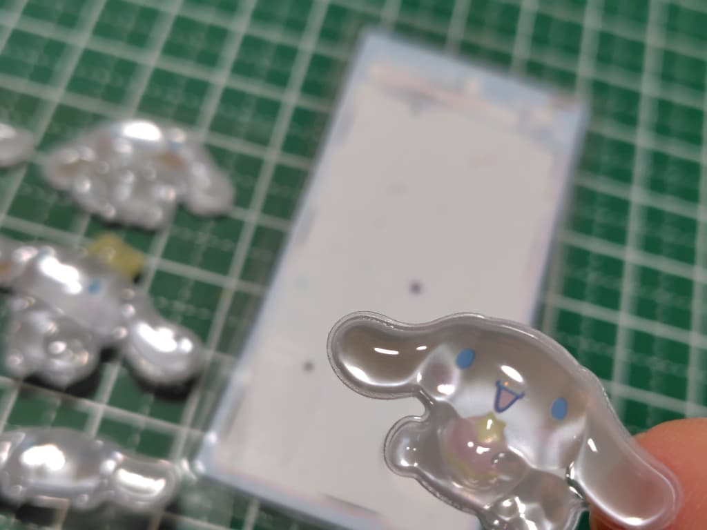 好きなボンボンドロップシールを使ってオリジナルチャーム（キーホルダー）作り！貼るときが一番楽しい！