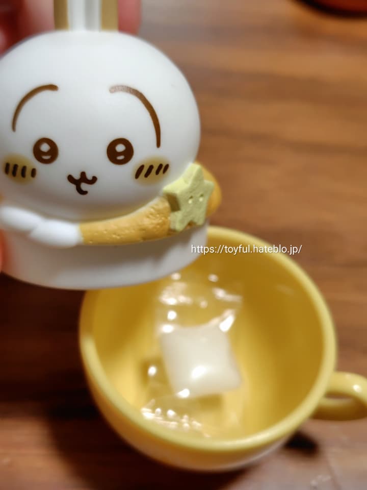 ちいかわキャラテアートケース　食玩　使用方法　蓋をあけてコップの中に小物を入れられます