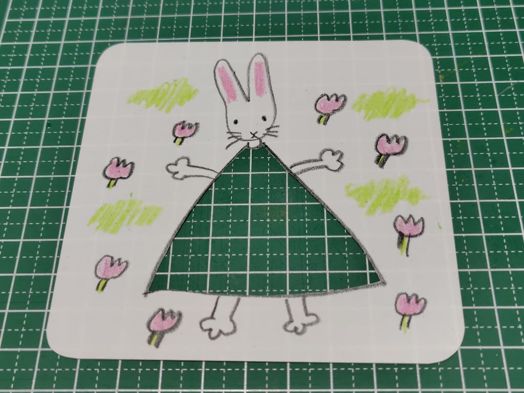 絵本　わたしのワンピース　プラバンキーホルダー作り方　カッターで切り抜く