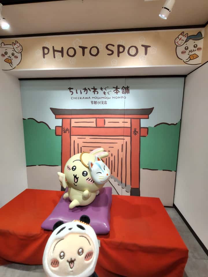 ちいかわもぐもぐ本舗　京都伏見店　2階のフォトスポット　うさぎと記念撮影ができる