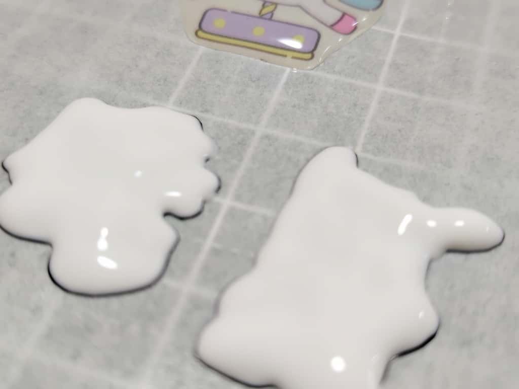 手芸用ボンド　塗るときは白くて乾くと透明になります