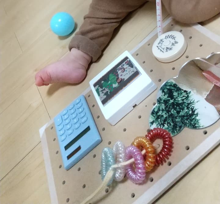 ビジーボード　100均材料で手作り　乳幼児向けのおもちゃ