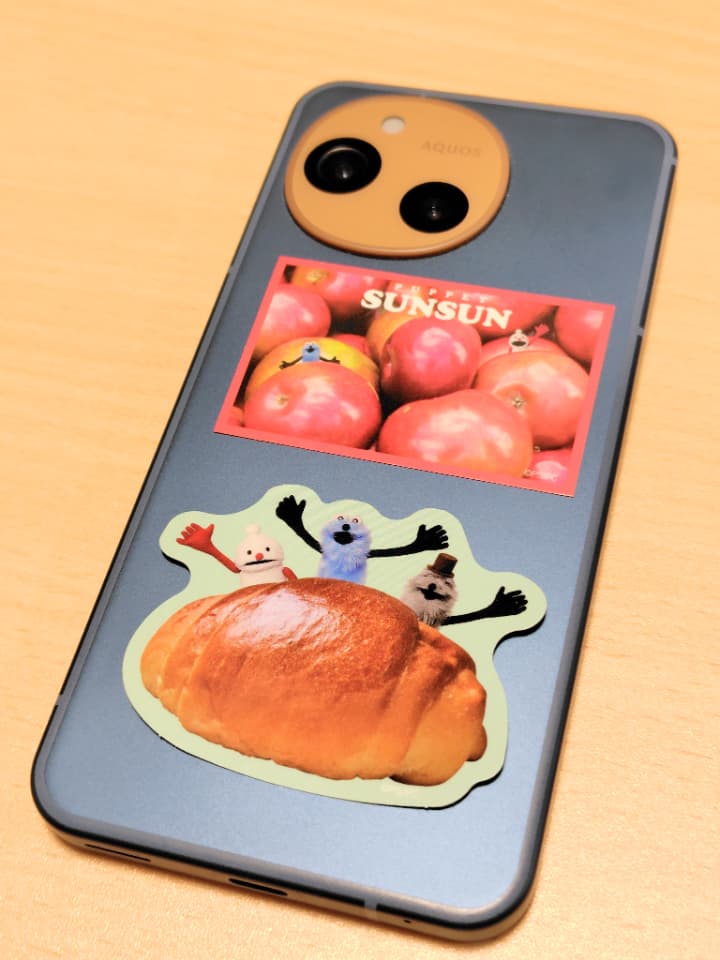 パペットスンスンラムネのステッカーをスマホの裏にはさんでいる画像