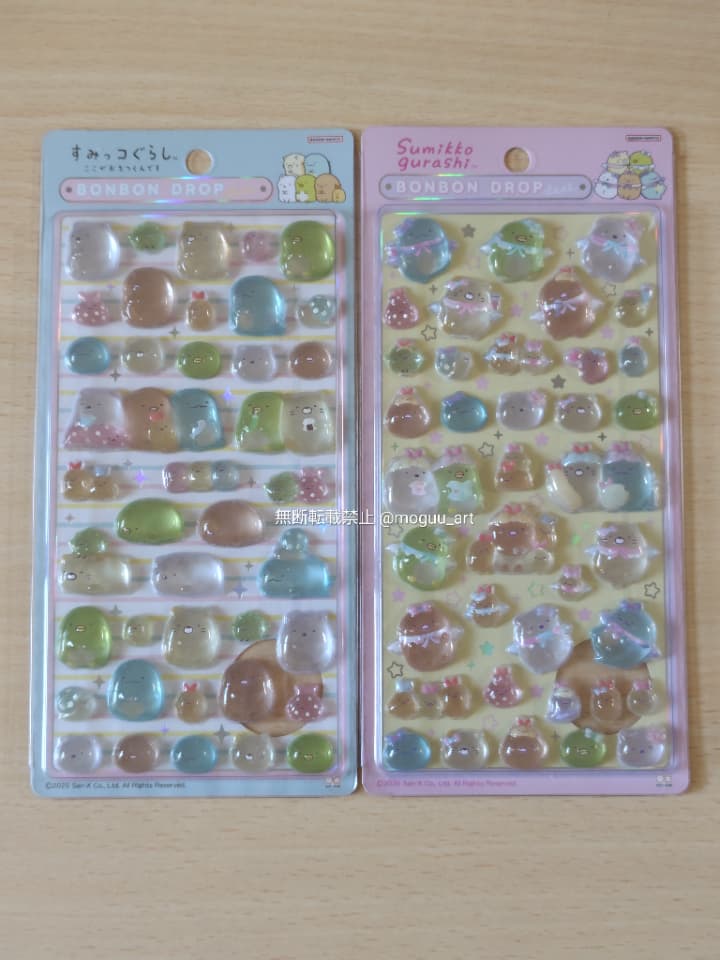 すみっコぐらしボンボンドロップ正規品（ブルー・ピンク）のシールはぷっくりしていて透明感も高いです。