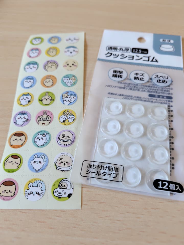 ビバリーちいかわごほうびシールプチとダイソーのクッションゴムの実物写真