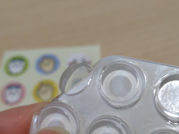 ダイソーのクッションゴムはシールになっています
