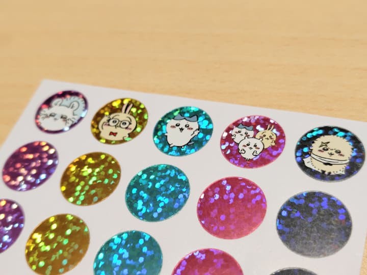 ちいかわごほうびシールプチを100均のホログラムシールに貼るだけでオリジナルシールが完成します。