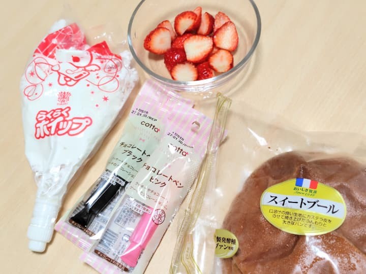 スイートブールで作るちいかわケーキの材料。スイートブール・ホイップ・チョコペン・トッピングのいちご