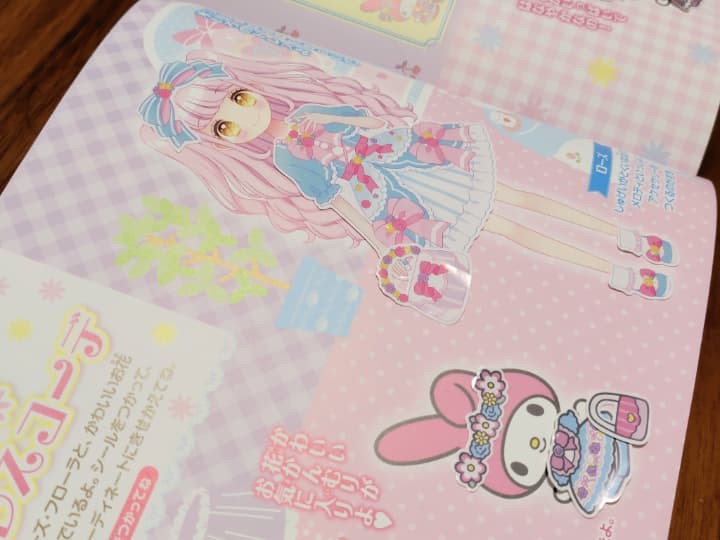 サンリオキャラクターズきせかえシールブックの中身は、おんなのことキャラクターのきせかえが楽しめるシールブックになっています。