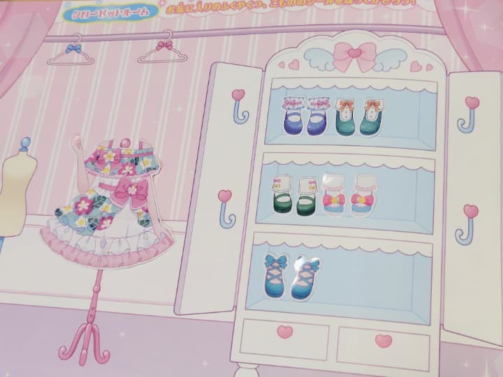 サンリオキャラクターズきせかえシールブックお気に入りのコーディネートを飾れるページ