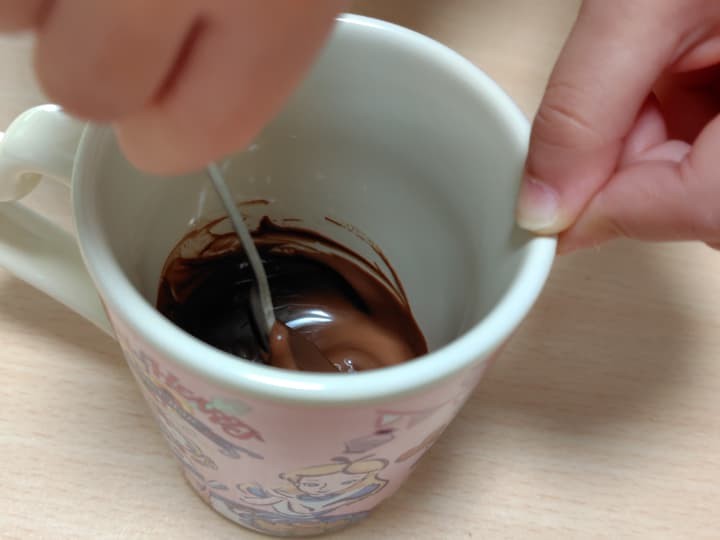 ちいかわつくっチョ3の作り方、電子レンジで温めたチョコをスプーンで混ぜて完全に溶かす