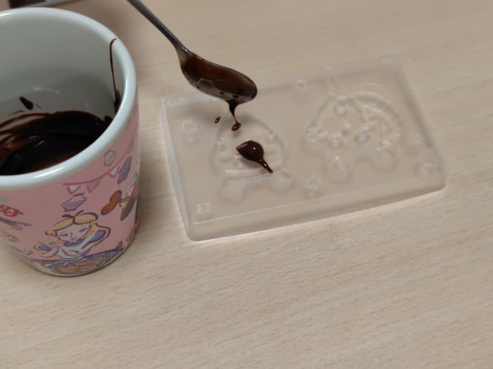 ちいかわつくっチョ3の作り方、溶かしたチョコをチョコ型に流す
