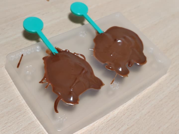 ちいかわつくっチョ3の作り方、スティックを載せたら上からチョコをかぶせる