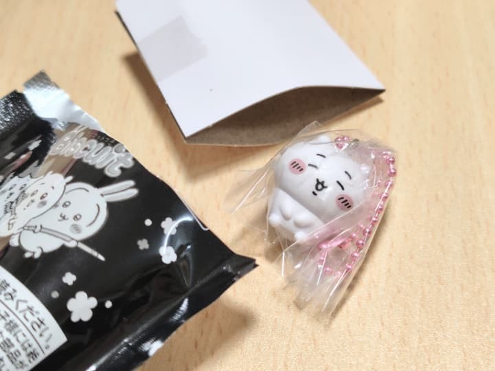 ちいかわマスコットつきビスケットを開封してみた様子