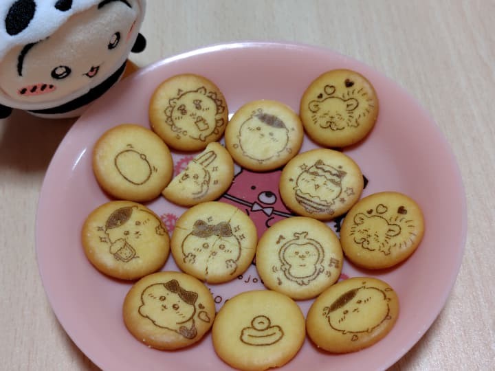 ちいかわマスコットつきビスケットのビスケットは絵柄付きのバター風味でおいしい！