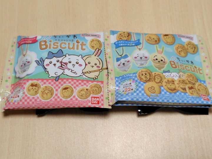 ちいかわマスコットつきビスケットの全2種パッケージデザイン