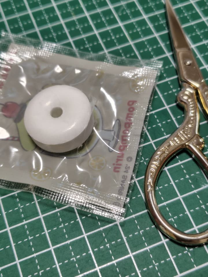 サンリオつりさげラムネのパッケージの裏側。目立たないようにはさみで切り込みを入れる